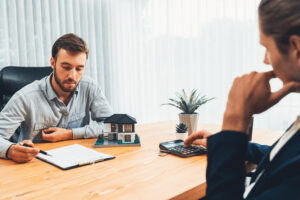 Perito realizando avaliação imobiliária em Portugal