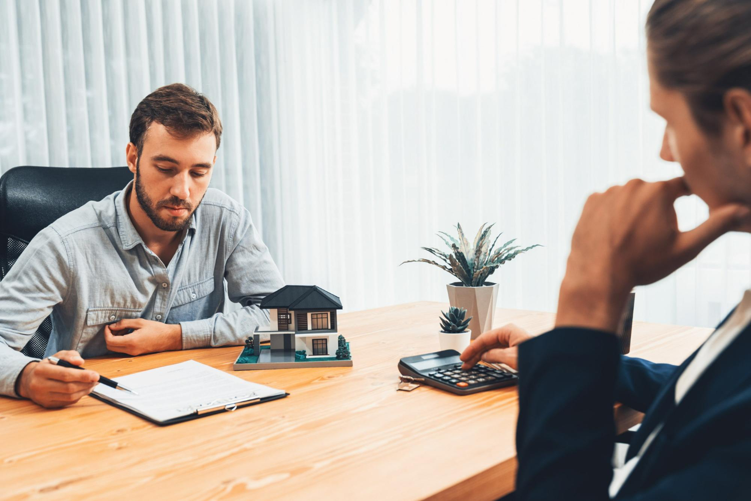 Perito realizando avaliação imobiliária em Portugal